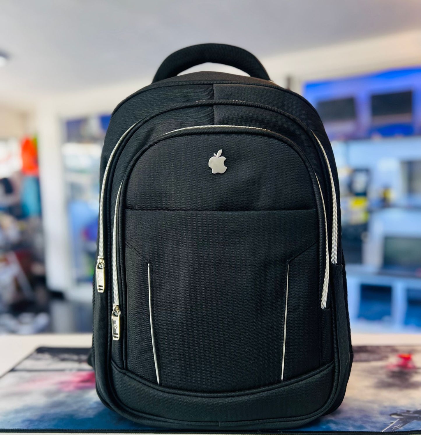 MOCHILA PARA LAPTOP IMPERMEABLE CON PUERTO DE CARGA USB NEGRA